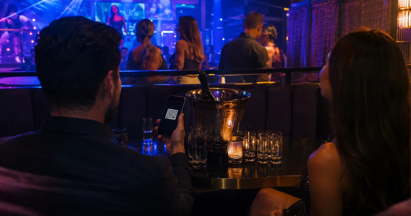 Client commandant une bouteille au carré VIP via QR code en discothèque